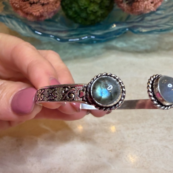 Elegant Silver and Labradorite Cuff Bracelet - Picture 2 of 4